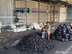 Rezeki Akhir Tahun, Penjual Arang di Pasuruan Panen Pembeli