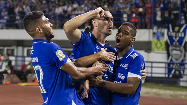 Pesepak bola Persib Bandung Andrew Patrick Jung (tengah) bersama Uilliam Barros Pereira (kanan) dan Rosembergne Da Silva (kiri) melakukan selebrasi usai mencetak gol ke gawang PSM Makassar pada pertandingan lanjutan BRI Super League di Stadion Gelora Bandung Lautan Api (GBLA), Bandung, Jawa Barat, Sabtu (27/12/2025). Persib Bandung berhasil mengalahkan PSM Makassar dengan skor akhir 1-0. ANTARA FOTO/Abdan Syakura/sgd