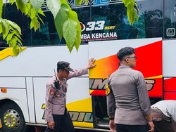 Tak Kuat Nanjak, Mikrobus Berisi Wisatawan Mundur Tabrak Tebing di Panggang