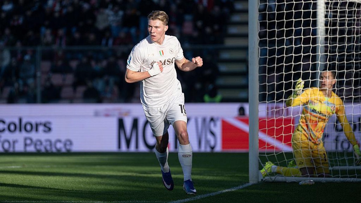 Hojlund (kiri) berhasil membobol Audero yang berlutut di belakangnya. Foto: SSC NAPOLI via Getty Images/SSC NAPOLI