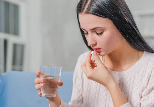 Jika kamu diresepkan obat untuk mengatasi tekanan darah, pastikan untuk mengonsumsinya setiap hari sesuai anjuran, termasuk obat-obatan yang perlu diminum sebelum tidur.