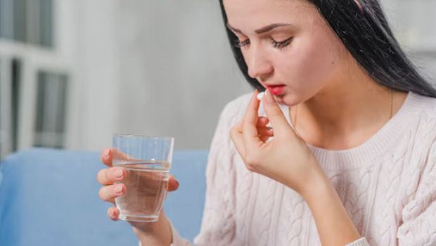 Jika kamu diresepkan obat untuk mengatasi tekanan darah, pastikan untuk mengonsumsinya setiap hari sesuai anjuran, termasuk obat-obatan yang perlu diminum sebelum tidur.