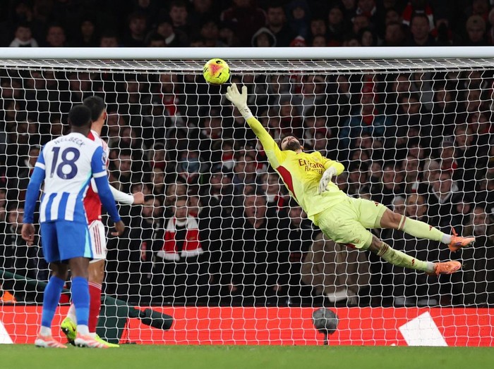 Soccer Football - Premier League - Arsenal v Brighton & Hove Albion - Emirates Stadium, London, Britain - December 27, 2025 Arsenal's David Raya saves from Brighton & Hove Albion's Yankuba Minteh Action Images via Reuters/John Sibley EDITORIAL USE ONLY. NO USE WITH UNAUTHORIZED AUDIO, VIDEO, DATA, FIXTURE LISTS, CLUB/LEAGUE LOGOS OR 'LIVE' SERVICES. ONLINE IN-MATCH USE LIMITED TO 120 IMAGES, NO VIDEO EMULATION. NO USE IN BETTING, GAMES OR SINGLE CLUB/LEAGUE/PLAYER PUBLICATIONS. PLEASE CONTACT YOUR ACCOUNT REPRESENTATIVE FOR FURTHER DETAILS..