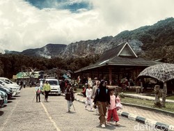 Gunung Papandayan Jadi Primadona Wisatawan di Libur Nataru