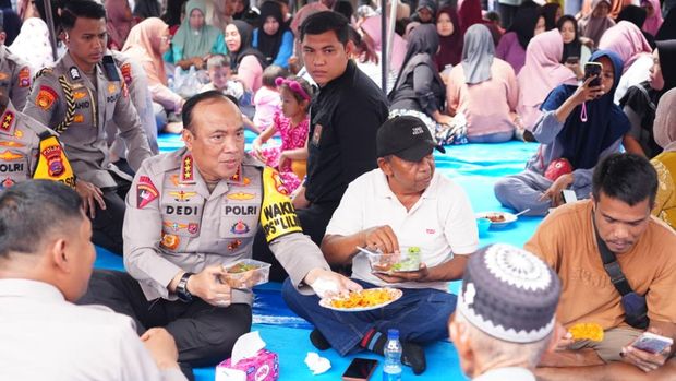 Stellvertretender Polizeichef besucht Bhayangkari Public Kitchen und weiht Bohrloch in West-Sumatra ein Stellvertretender Polizeichef besucht Bhayangkari Public Kitchen und weiht Bohrloch in West-Sumatra ein
