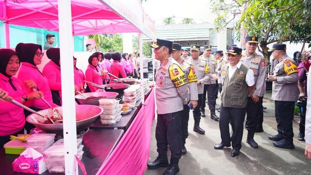 Stellvertretender Polizeichef besucht Bhayangkari Public Kitchen und weiht Bohrloch in West-Sumatra ein Stellvertretender Polizeichef besucht Bhayangkari Public Kitchen und weiht Bohrloch in West-Sumatra ein