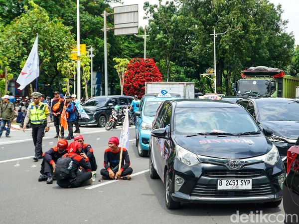 Demo Buruh Picu Kemacetan Panjang di Medan Merdeka Selatan