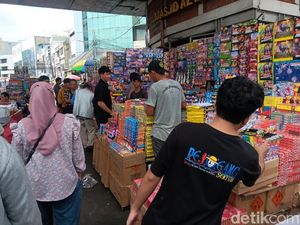 Jualan Tahun Baru Seret, Pedagang Asemka Musti Sabar Tunggu Lebaran