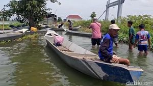Warga Desa Bojoasri Lamongan Terisolasi Banjir