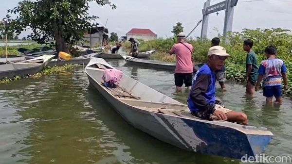 Warga Desa Bojoasri Lamongan Terisolasi Banjir