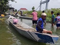 Warga Desa Bojoasri Lamongan Terisolasi Banjir