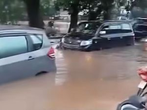 Banjir Terjang Gunung Putri Bogor, Mobil-mobil Sempat Terjebak di Jalan