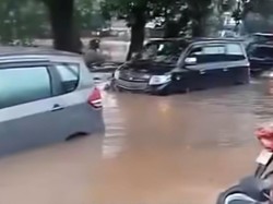Banjir Terjang Gunung Putri Bogor, Mobil-mobil Sempat Terjebak di Jalan