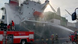 Damkar Padamkan Kebakaran Kapal Peti Kemas di Pelabuhan Tanjung Perak