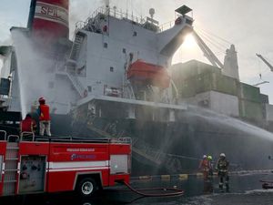 Damkar Padamkan Kebakaran Kapal Peti Kemas di Pelabuhan Tanjung Perak