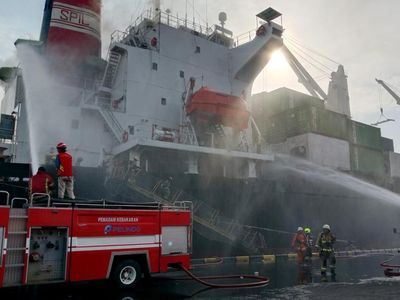 Damkar Padamkan Kebakaran Kapal Peti Kemas di Pelabuhan Tanjung Perak