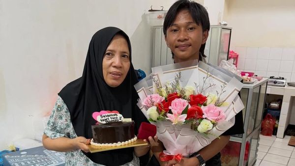 Kukukukuku! Fajar Sadboy Kasih Cincin ke Ibu