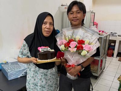 Kukukukuku! Fajar Sadboy Kasih Cincin ke Ibu