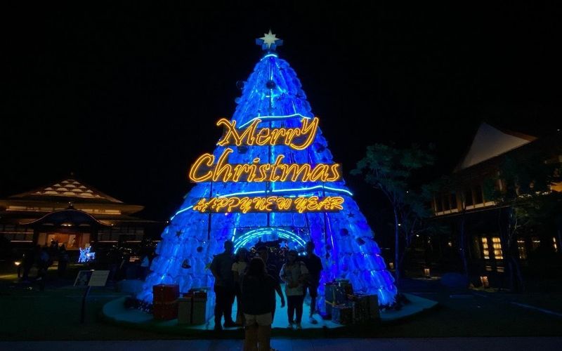 Church Recycles nutzte Gallonen von Le Minerale, um daraus einen riesigen Weihnachtsbaum zu machen
