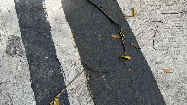 Der „Guiding Block“ in South Tangerang war gerade gelb gestrichen, nachdem er viral gegangen war, wurde er grau