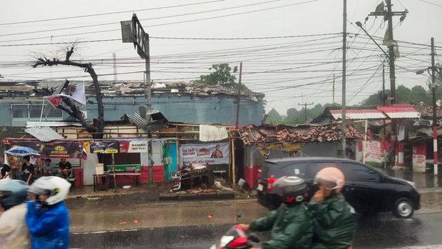 In Kemang, Bogor, West-Java (West-Java) kam es zu heftigen Regenfällen mit starken Winden. Durch den Regen fielen Bäume und mehrere Häuser wurden beschädigt. (BPBD-Dokument, Bogor Regency)