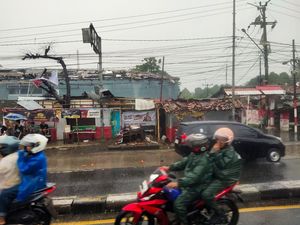 Video: Hujan Angin Terjang Kemang Bogor, Pohon Tumbang-Atap Berterbangan
