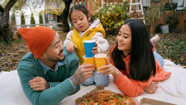 Ilustrasi anak yang sedang piknik bersama orang tuanya/Foto: Freepik.com/freepik Cara mengajari anak mengenali emosi