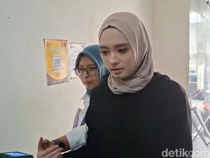 Inara Rusli Tiba di Polda Metro Jaya untuk Cabut Laporan