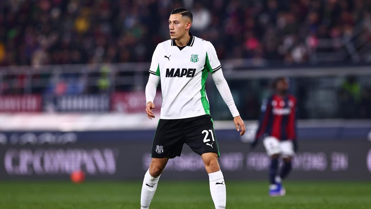 Jay Idzes di laga Bologna vs Sassuolo. (Foto: Getty Images/Luca Amedeo Bizzarri)