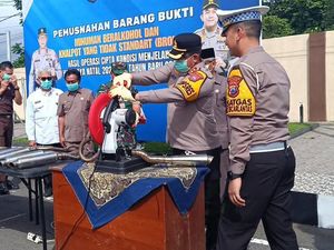Polres Blitar Musnahkan 5 Ribu Botol Miras-100 Knalpot Brong