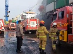 Kapal Peti Kemas Terbakar di Pelabuhan Tanjung Perak Surabaya