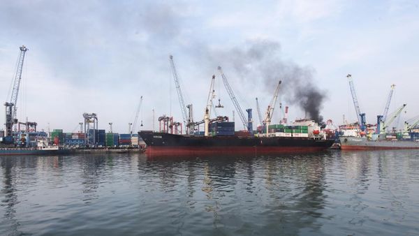 Kebakaran Kapal Kargo di Tanjung Perak, Asap Hitam Membumbung Tinggi