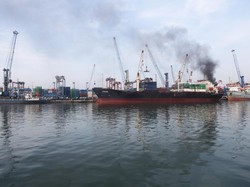 Investigasi Cari Penyebab Kebakaran Kapal Peti Kemas di Tanjung Perak