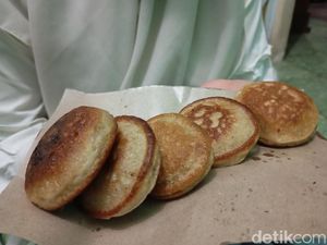 Mencicipi Kue Samir, Mirip Serabi tapi Ada Varian Isinya