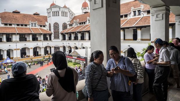 Wisatawan berkunjung di kawasan Gedung Cagar Budaya Lawang Sewu, Semarang, Jawa Tengah, Minggu (28/12/2025). KAI Wisata selaku pengelola destinasi cagar budaya yang dulunya merupakan kantor perusahaan kereta api kolonial Belanda Nederlandsch Indische Spoorweg Maatschappij (NIS) itu mencatat jumlah wisatawan pada periode 18-28 Desember 2025 atau bertepatan dengan libur panjang Natal 2025 dan Tahun Baru 2026 mencapai 36.539 pengunjung. ANTARA FOTO/Aprillio Akbar/foc.
