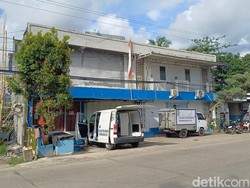 Video: Kuli Bangunan Tersengat Listrik saat Perbaiki Atap Dapur MBG di Pangkep