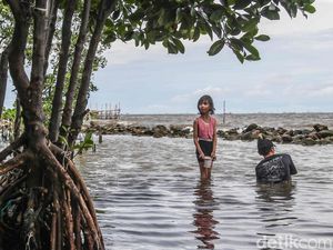 Menikmati Libur Nataru di Pantai Marunda Jakarta Utara