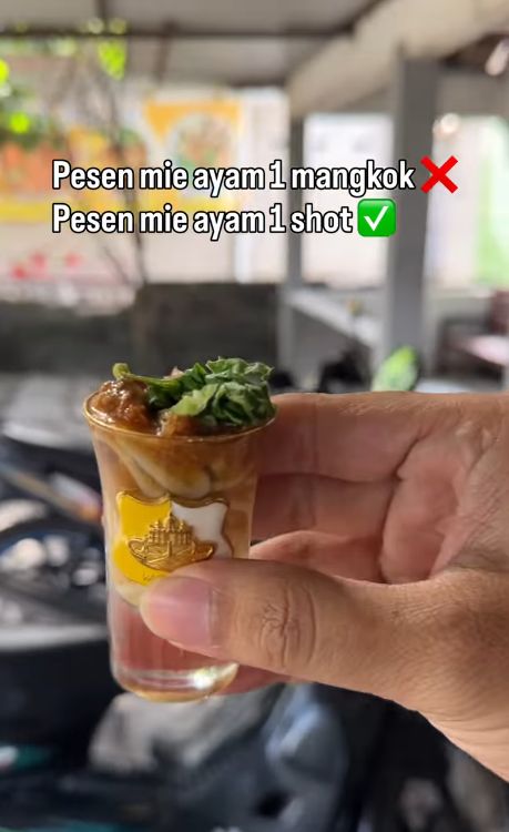 Mie ayam 'one shot' pakai gelas sloki.