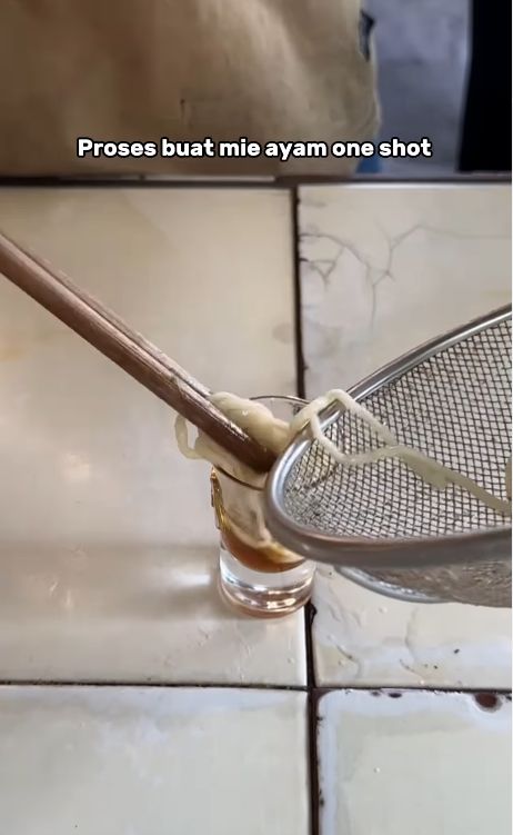 Mie ayam 'one shot' pakai gelas sloki.