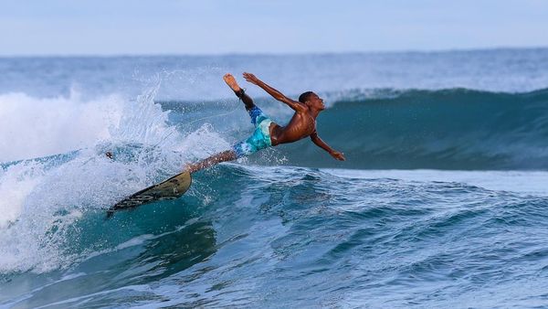 Musim Ombak Tiba, Selancar Jadi Daya Tarik di Manokwari