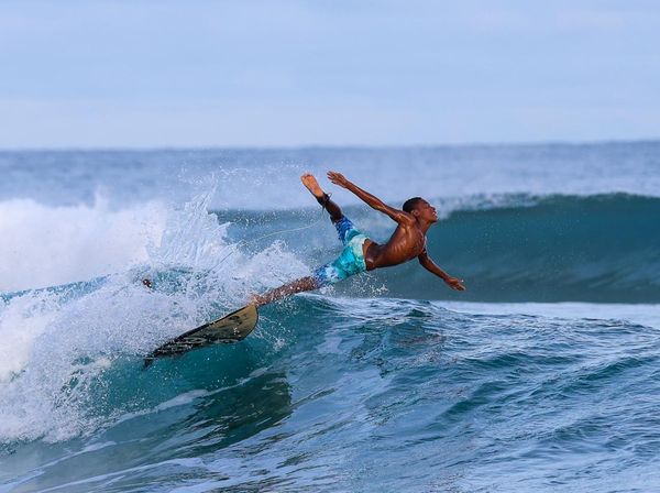 Musim Ombak Tiba, Selancar Jadi Daya Tarik di Manokwari