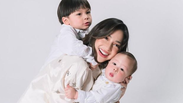 Nikita Willy Bagikan Tips MPASI Bayi saat Traveling, Bawa Mini Rice Cooker