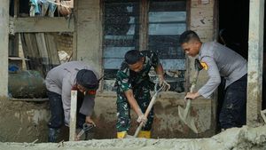 Brimob, TNI dan Taruna Akpol Bersihkan Gereja-Masjid Usai Banjir di Tapsel