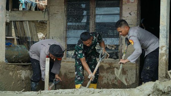 Brimob, TNI dan Taruna Akpol Bersihkan Gereja-Masjid Usai Banjir di Tapsel