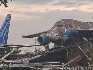 BMKG Ungkap Penyebab Puting Beliung Bogor Lempar Puing Pesawat ke Rumah Warga