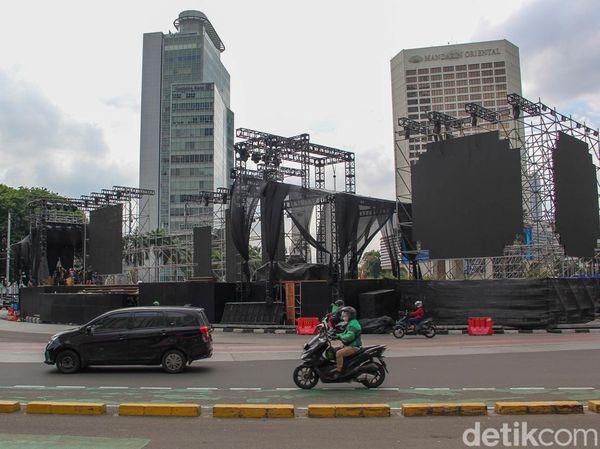 Persiapan Malam Tahun Baru, Panggung Perayaan Berdiri di Bundaran HI