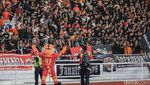 Pesta di GBK, Pemain Persija dan Jakmania Rayakan Kemenangan