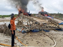 Penertiban Tambang Emas Ilegal di Kuansing Berlanjut, 12 Rakit Dimusnahkan