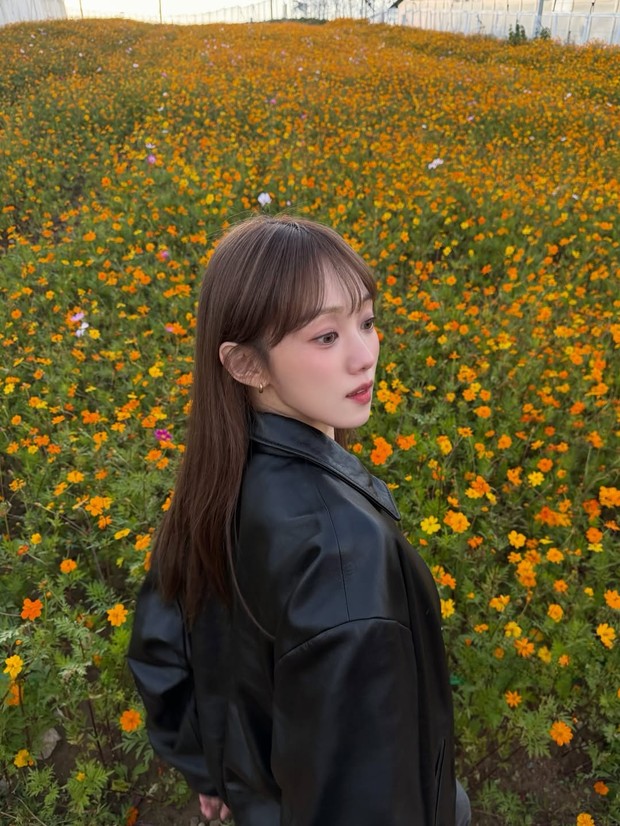 Lee Sung Kyung menghabiskan waktu akhir tahun 2025 dengan berjalan-jalan di taman bunga. Kecantikannya menyatu dengan keindahan bunga bewarna cerah di sekitar.