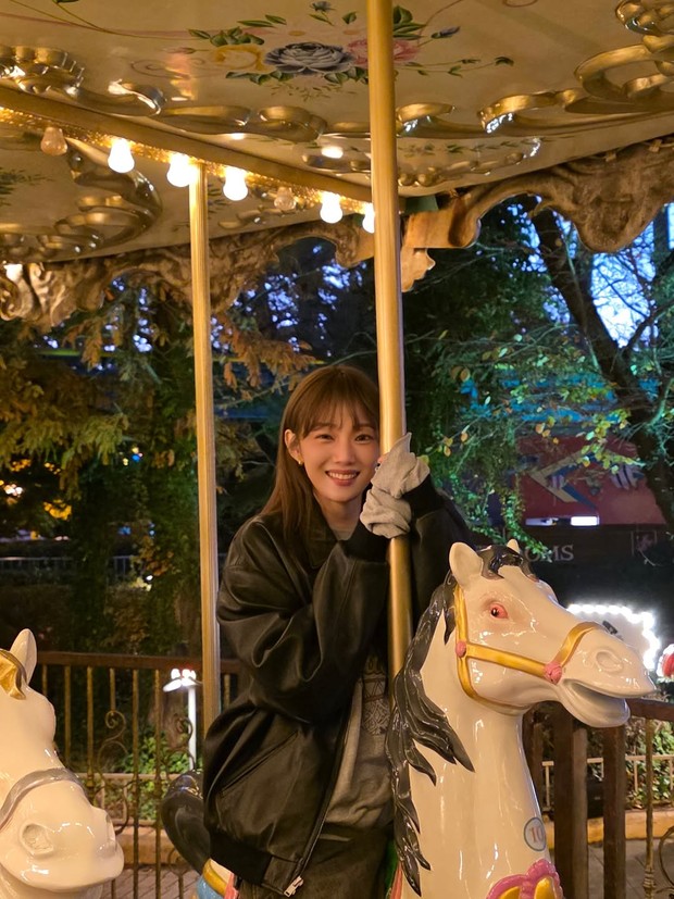 Di penghujung hari waktu liburan, Lee Sung Kyung menghadiri taman bermain. Di sana sang aktris menjajal permainan komidi putar.